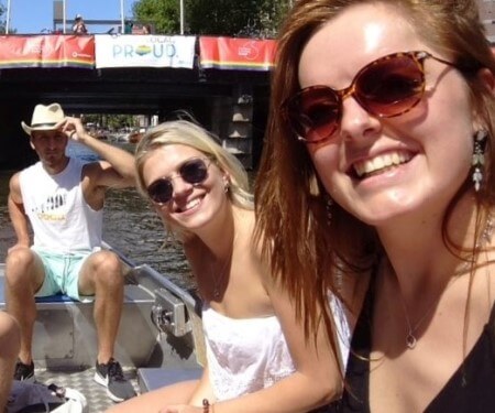 Drei Freunde lachen in einem Boot.