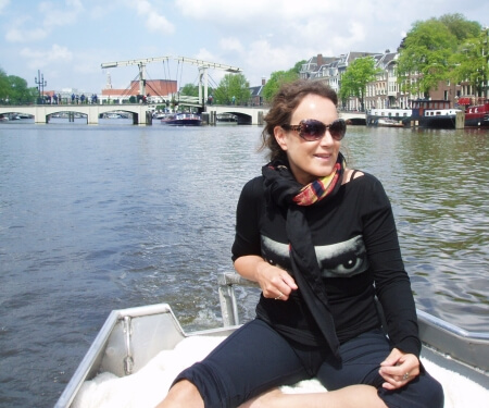 Frau in einem Boot auf der Amstel mit der Skinny Bridge im Hintergrund